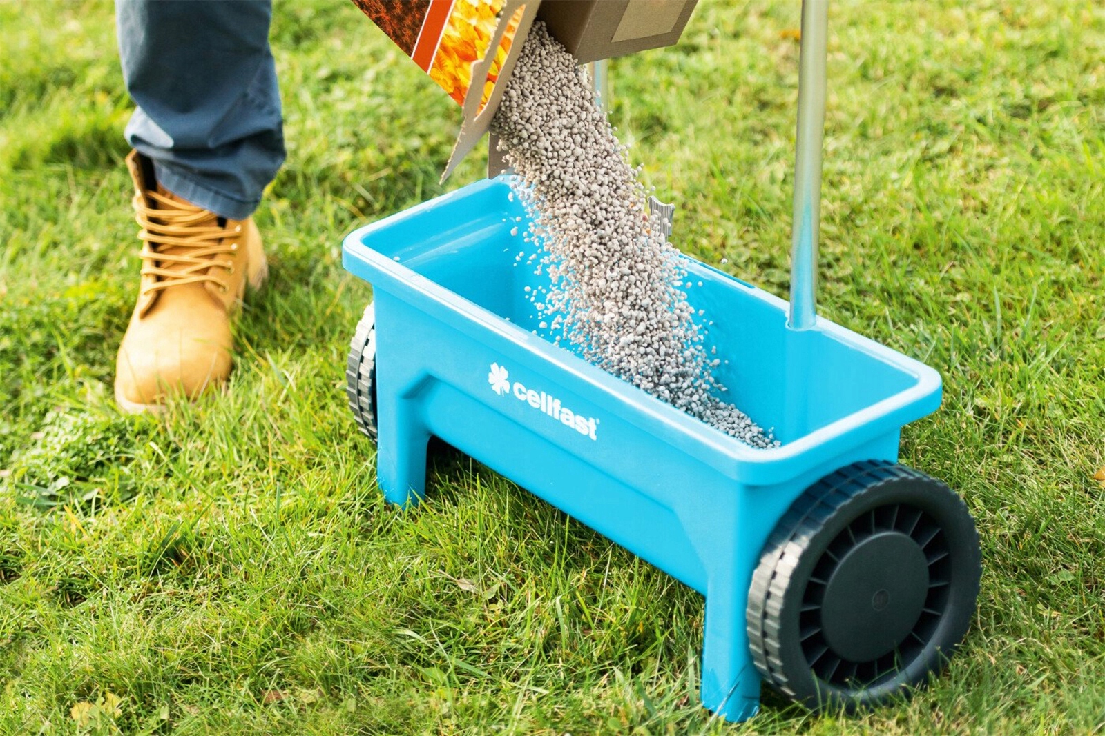 Siewnik ręczny Cellfast 42-205 12 L, 45 cm siewnik ręczny na kołach Siewnik ręczny Cellfast 42-205 12 L, 45 cm siewnik ręczny na kołach